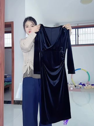 超显瘦显贵气的#金丝绒连衣裙 ,侧开衩设计巨显高显腿长,高级感拉满,单穿还是内搭都超美!#气质女神穿搭 #藏肉显瘦连衣裙 #质感超好的裙子