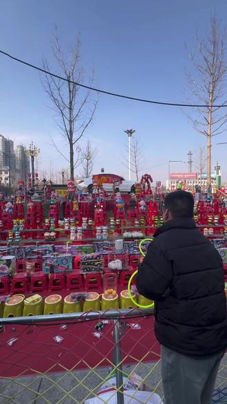 套个圈圈需要这么卷嘛?#蒲城#过年氛围提前搞起来了 #套圈 #蒲城同城 #蒲城文化广场 你都套到什么了?