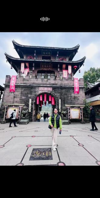 黄龙溪古镇位于四川省成都市双流区,是一座拥有1700多年历史的千年水码头,其得名与三国时期诸葛亮的传说密切相关,因“黄龙见武阳赤水”的祥瑞之象而得名,历史上曾是蜀汉政权的重要军事据点和商贸重镇。 据传公元216年,武阳赤水(今黄龙溪)连续九日出现“黄龙渡清江”的奇观,一清一浊的河水形如巨龙。诸葛亮以此为“天降祥瑞,九五之尊”的吉兆,劝刘备顺应天意登基称帝。刘备亲临观看后,深信不疑,最终在成都建立蜀汉政权。诸葛亮遂将“武阳赤水”正式更名为“黄龙溪”,并铸龙形鼎沉入府河以纪其事。 4 #历史文化遗产 #古建筑之美 #古镇风情 #历史古迹 #古建筑