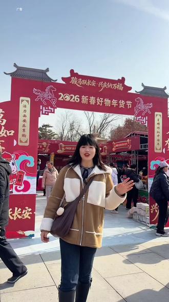 人山人海热热闹闹#年货节 #热热闹闹过新年 #人山人海 #兴庆公园 #办年货