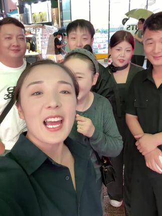 俺今天来韩国有名的一条街明洞吃了尝了一下,他这边特别出名的韩牛,真的很好吃#纪录美好生活 @王雪梨🍐(24号韩国护肤品溯源)