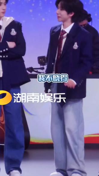 #贺峻霖被主持人质疑急的说方言 方言小贺别有韵味!#贺峻霖 #时代少年团 #王者荣耀电竞春晚 #王者荣耀马年全明星表演赛