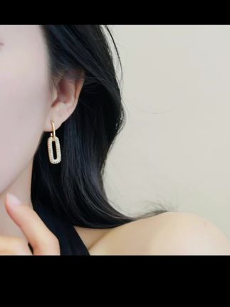 戴上这对金色耳环,穿搭瞬间变高级金色,轻奢华丽,他让你秒变气质大美女,他的长度特别显脸小。你搭的了上班童鞋还能驾驭日常休闲装,把你显得眼光好,有品味,材质还不掉色,不过敏,真的谁戴谁好看。