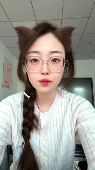 各位同学注意啦!甘肃省2026年选调生笔试成绩已经正式公布,12月3日上午9点起,大家就能登录甘肃组工网查询成绩和是否进入面试啦!
面试马上就要来袭,关键时间点可得记牢:12月27日进行常规和政法专项选调面试,28日是定向选调面试,12月22日上午9点开始,大家要按对应面试时间,登录报名系统打印准考证,千万别错过!
参加面试时,必须带好有效期内的居民身份证或临时身份证,再加上面试准考证,缺一样都不能入场,也别带任何考试用具和无关用品哦。
来说说面试重点:往年大多是10分钟3道题的结构化面试,听题看题结合,考场会提供纸笔,当场就能出分。不过近年省考和事业单位已经出现结构化小组形式,得兼顾答题、点评和回应,难度升级,建议大家提前了解、全面准备,应对可能的变化。
面试题目还有三个鲜明特点:一是话题新、范围广,特别爱围绕基层具体小事,考查解决实际问题的能力;二是题型灵活,紧扣最新时政热点和讲话精神;三是满含甘肃特色,文旅发展、生态保护、乡村振兴这些本省重点,都可能成为考题,一定要针对性备考!
最后祝各位同学都能查到理想成绩,顺利进入资格审核,面试超常发挥、成功上岸!
#中公教育 #麦积中公教育 #选调生考试 #选调生成绩查询 #选调生面试