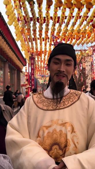 昨天遇到李白辣!@河头老街-李太白 他真的好厉害,一首诗是人教版第几册都知道!好有魅力!(应某牛气哄哄女主要求,给她打码)@喷射战士💤 #河头老街 #穿越大唐盛世 #河头老街李太白