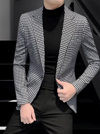 千鸟格男士西装外套 发现一款超绝的男装宝藏——千鸟格男士西装外套🤩!告别单调基础款,这件直接把氛围感拉满✨。经典黑白交织的千鸟纹路自带高级滤镜🖼️,上身瞬间有种雅痞混搭的慵懒气质,日常通勤或约会都能轻松驾驭👌。版型利落不拖沓,微收腰设计超显瘦;🎨配色百搭不挑人,内搭白T/高领毛衣都绝配;💥细节控狂喜,金属纽扣+立体剪裁质感满分!重点是2025新款已经预定爆款王位👑,早穿早帅~我给男票安排了一件,你们觉得这种可盐可甜的风格怎么样呀❓ #男士穿搭 #千鸟格西装 #潮牌男装 #痞帅风 #2025新款