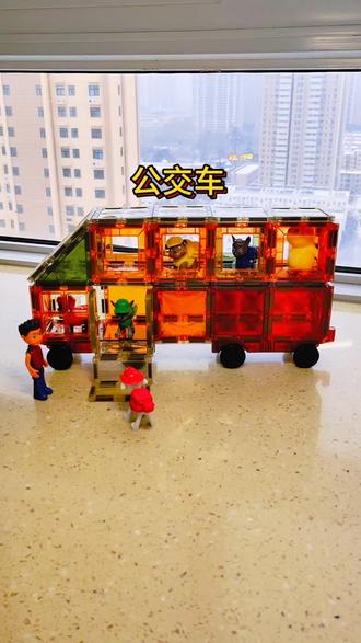 磁力片拼搭教程之公交车来啦!下雪天在家玩着磁力片看着窗外的雪,好惬意!#磁力片 #下雪了 #磁力片拼搭 #汪汪队