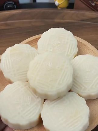 喜欢吃榴莲的姐妹赶紧去囤这个榴莲冰皮月饼!还是礼盒包装!不管是自己吃还是送人都很合适#秋天的第一块月饼 #榴莲冰皮月饼 #中秋节 #礼盒包装 #口感特别好
