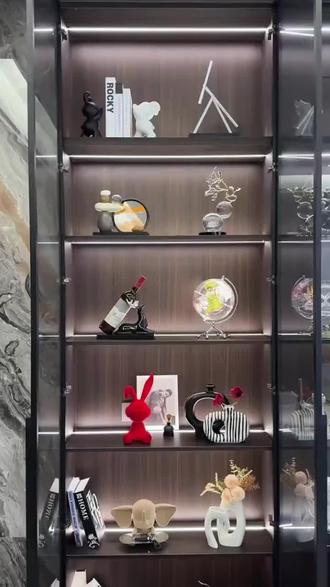 还在找客厅高级感摆件?看这款贝汉美摆件,酒柜、电视柜、玄关一摆,轻奢氛围直接拉满。造型潮、做工细、百搭不挑风格,新家装饰、送礼都合适,闭眼入不踩雷!#家居软装搭配 #陶瓷装饰品#暴力熊摆件#客厅电视柜玄关家居高档装饰