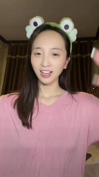 向日花毛孔隐形乳,柔焦感很自然 常年毛孔粗大的姐妹,这款向日花柔焦毛孔隐形乳很值得试试~质地轻薄不闷肤,推开自带柔焦感,修饰毛孔还不卡粉,日常素颜、打底都合适,平价又实用。#向日花 #柔焦 #磨皮 #毛孔粗大