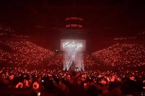 #虞书欣#小石榴#姜暮 舒心,这是我和你一起过的第三个生日。前两年的生日,因为住校没办法看直播,错过了陪你迎接新一岁的时刻,真的很遗憾。好在今年终于赶上了!
第一次看你直播时,我手忙脚乱,延迟了十几分钟才点进去。看到你的那一刻,我又惊又喜,像做梦一样。你真的很美,状态一如既往地好,用实力一次次击碎质疑。你从不抱怨,也不拉踩别人,更不内耗,总是用最真实的样子面对大家。你大方晒出素颜照,只是想告诉女孩子们:别焦虑,要自信。
可换来的,却是铺天盖地的辱骂和黄谣。她们把你的素颜照当成“丑照”传播,只为满足那点虚荣心。我真的无法理解。那些黑稿、营销号里的你,和我认识的你完全不一样。他们胡编乱造,我解释再多也无济于事。你从不争辩,只是用行动回应,用一部部爆款作品证明自己。看到你拿出石榴蛋糕的那一刻,我直接泪崩——怎么会有人这么宠粉啊!
更巧的是,我十月份也做了一个石榴蛋糕,原本想复刻你那种款式,但太难了,就换了样式。没想到竟然“撞款”了,感觉像是一种默契哈哈其实我还有好多话想对欣欣说的可是一正经的写时感觉好多想对你说的话都没了所以最后我想说欣欣以后的路我们一起走吧…每天都要天天开心的哦~@虞书欣Esther