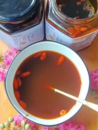一天两勺,再也不担心宝宝吃不饱了,宝宝己经9个月了,奶少回奶了我就冲两勺,喝一碗下肚,奶水热热的全流出来了,通乳小兵吃不赢还能拨300多存,奶多又浓有营养,冰箱里装满了存奶#母乳再也不是奢望#产后妈妈#追奶成功#哺乳期