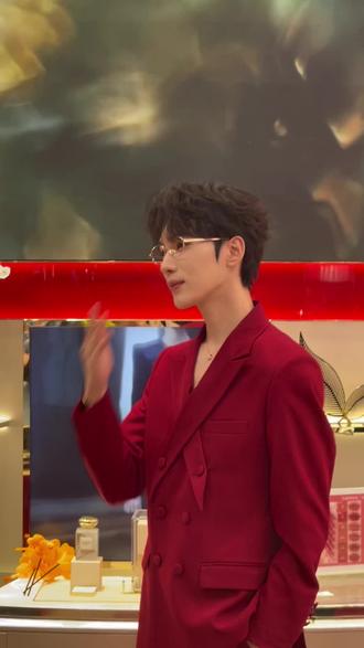 #吴添豪 西安赛格国际购物中心@吴添豪_ #阿玛尼 这个五条帅晕了,马上就要生日啦生日快乐⌯oᴗo⌯呀@小添才BB机