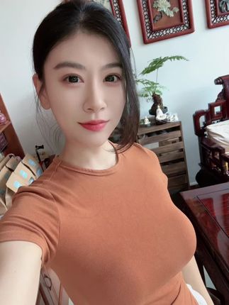 人间非净土,各有各的苦,好女人志在四方,心中有苦不声张,有钱的时候多铺路,没钱的时候要挺住,人生没有一步白走的路,你走的每一步都算数,世上也没有遮阴的树,只有金钱才能降万物