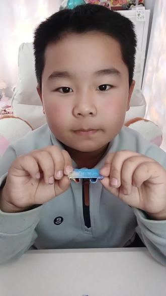 哈喽,你们的好朋友小宇又来啦!小小滑板你们见过么?#手工折纸 #小朋友手工 #动手动脑