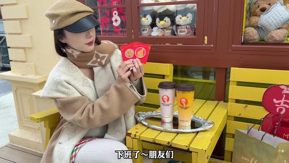 喝沪上阿姨还拿到了沪上阿姨限定豹富金贴也太香了吧~#沪上阿姨 #沪上阿姨豹富金贴