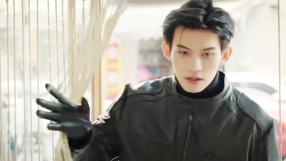 试图经过时间淡忘的东西,是经不起重逢的。
那些以为早已尘封的过往,那些刻意压在心底的名字,那些无数次说服自己放下的瞬间,在四目相对的那一刻,尽数崩塌。原来他们的羁绊,从来就没有真正割裂过。#菩提偈 #因为一个片段看了整部剧 #重逢