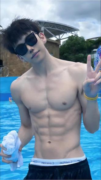 原来你们的腹肌是这样来的#醒图创作者#醒图#出片不用动脑#男生变帅成本有多低#p图