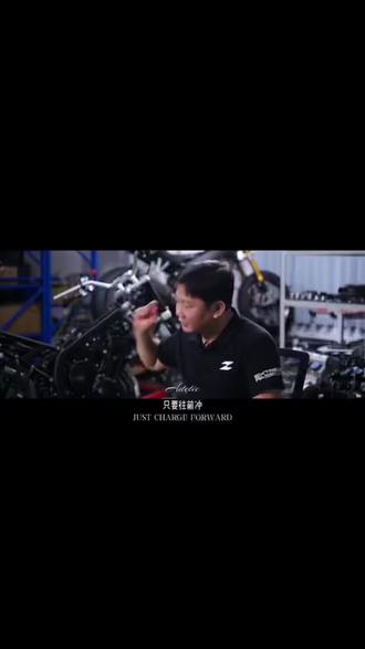 北京时间2026年3月28日至29日,世界超级摩托车锦标赛(WSBK)葡萄牙站中量级组别(WorldSSP)比赛中,中国品牌"张雪机车"旗下的820RR-RS赛车在法国车手瓦伦丁。德比斯的驾驭下,连续夺得第一回合与第二回合冠军,实现两连胜,打破了杜卡迪,雅马哈等欧美日国际品牌在该赛事长达数十年的垄断,创造了中国摩托车品牌在WSBK赛事中的历史性突破!此次胜利也被视为中国制造业转型升级的一个缩影。业内人士指出,张雪机车的成功,不仅彰显了中国摩托车企业在核心技术研发方面的巨大进步,更为整个中国汽车产业的升级指明了方向赛车运动从来不是单纯的娱乐,而是产业升级的"试金石"@湖北日报。
展望未来,张雪机车创始人张雪表示,今年9月将带领车队参加上海站的MXGP赛事,目前已开始筹备达喀尔赛事,而他的终极梦想是参加世界摩托车锦标赛(MotoGP)@华龙网。随着张雪机车在世界舞台上的崭露头角,中国摩托车工业正以崭新的姿态,向着更高的目标迈进。@张雪机车