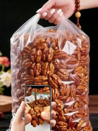 一口魂穿童年!这琥珀核桃仁我能炫到停不下来 宝子们谁懂啊!咬下这颗琥珀核桃仁的瞬间,直接被拉回小时候盼过年的日子!以前就等着除夕桌上那一小碟,现在终于能敞开吃,幸福感直接爆棚😭 瞧瞧这核桃仁!外层糖衣裹得透亮,晃着光跟真琥珀似的,颜值高到想拍照发圈!抓一把塞进嘴里,先是糖衣的甜在舌尖化开,接着就是核桃仁的脆在齿间炸开,甜脆交织着越嚼越香,满脑子都是小时候围着灶台,眼巴巴等年货的样子,也太戳心了~ 追剧时抓一把,边看边炫超解压;朋友来做客摆一盘,颜值口感都在线。喜欢怀旧零食、爱吃坚果的宝子,这口能唤醒童年的琥珀核桃仁,千万别错过,赶紧冲鸭! #童年零食 #琥珀核桃仁 #核桃 #超便宜超划算 #妈呀太香了 @DOU+上热门 @DOU+小助手 @图文带货帮扶中心