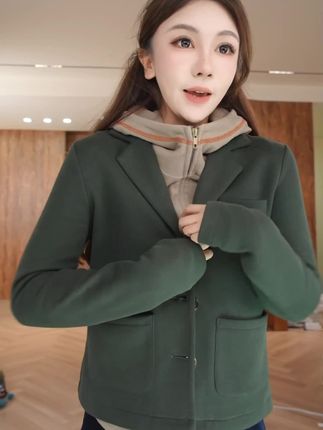 这件西装外套我真的太喜欢了,它是那种小短款的,上身特别显腿长,而且还是双排扣的设计,很经典又耐看。它的面料是定制的,摸起来很有质感,上身也非常舒服#轻奢女装