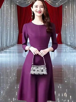 紫色连衣裙女秋装2024新款气质显瘦洋气高贵妈妈装礼服春秋季裙子  这款紫色连衣裙太懂妈妈们了!温柔紫调显贵气,还巨显白。版型是藏肉神器,小肚子、手臂肉全遮住,腰部剪裁超显曲线。面料垂顺又亲肤,春秋单穿、搭大衣都洋气。不管家庭聚会还是重要场合,穿上立马变优雅焦点!#优雅气质#气质连衣裙  #宴会穿搭#婚礼妈妈礼服 #婚礼宾客穿搭@抖加🔥上热门🔥dou+🔥热点宝