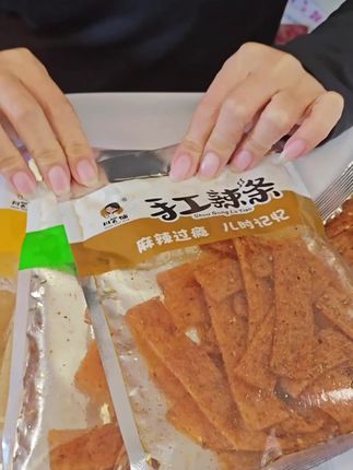 一口回到童年,辣得够劲超解馋!追剧零食首选!#手工辣条#零食分享
