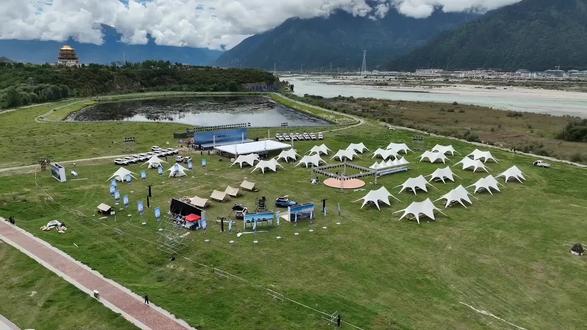 新手入普拉多车友群,大家热心相助氛围暖群里新来的兄弟刚提普拉多,对车子还不太熟悉。大家都特别热情,耐心教他怎么挂四驱、怎么用蠕行、胎压多少合适。周末组织穿越活动,特意带他先走轻松路线,让他慢慢感受越野乐趣。他感慨:“这圈子真温暖。” 我笑着说:“天下普拉多是一家。” 进了这个门,就是一家人。#一汽丰田 #普拉多 #硬派越野