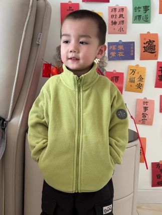 秋天渐冷早晚温差大,幸好提前给儿子准备了 巴拉巴拉 这件双面摇粒绒外套,这件绿色真的好显白啊,双面摇粒绒还抗静电,真的巨舒服巨好穿,还是亲子款,快来一家人穿亲子装啦#高品质童装 #秋冬穿搭 #萌娃穿搭 #保暖又好看 #超便宜超划算