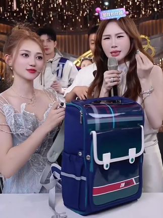 快开学了,给孩子安排这个减负包吧!它是专为孩子设计的,并且采用护脊设计,不会伤害到孩子的背部骨骼,非常适合学生用。#书包#双肩包 #学生书包 #开学季 #背包