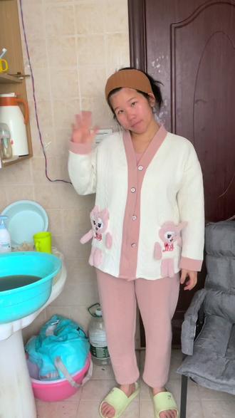 过年还在坐月子的姐妹,你们现在是什么心情?是不是和我一样只能干巴巴地看别人过年?好在男友有照顾到我的感受,给我煮月子水洗头洗澡,这个年我大概就是这样过的,最后祝姐妹们新年快乐,万事如意,2026发大财 #过年 #除夕 #坐月子 #记录真实生活