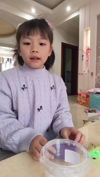 这可是我表妹送我的橡皮泥,非常柔软,我就今天把这6个颜色放在甜蜜泰迪的马卡龙糕点里面做了一个小彩虹,不错吧。#起泡胶教程 #橡皮泥教程