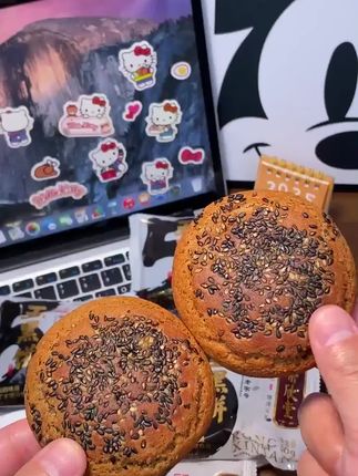 荣欣堂五黑太谷饼,用黑米,黑豆,黑桑葚,黑芝麻,黑枸杞五种黑色食材烘烤出来的,口感湿润松软绵密,当早餐或者下午茶都不错# 山西特产 # 太谷饼 # 五黑饼#荣欣堂太谷饼推荐