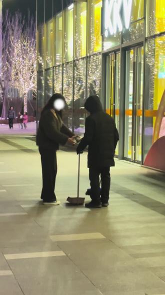 随机送路人一瓶水 路人会是什么反应#矿泉水 #大学生 #抽象 #e人