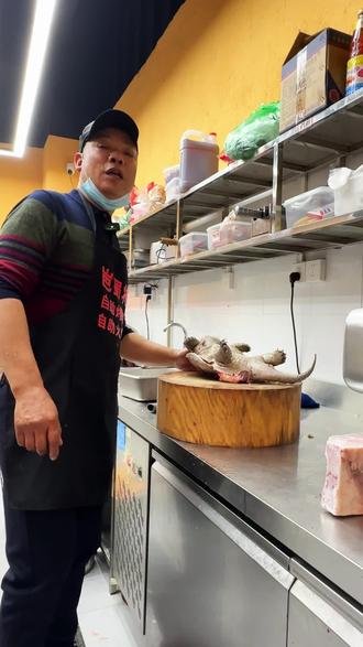 我们是乐昌第一家有鳄鱼龟肉吃的自助火锅自助烤肉一体店,欢迎大家来品尝 #乐昌岜蜀将火锅烤肉一体店#乐昌自助火锅烤肉