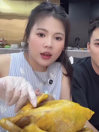 这个盐焗鸡真的太好吃了 养足260天的老鸡 悦香芸丨五指毛桃盐焗鸡 农家古法制手撕开袋即食熟食1000g#客家盐焗鸡 #盐焗系列 #太好吃了 #太香啦 #买它