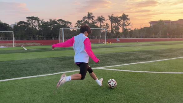 想陪着你追着日落看星星
#足球#女足#足球射门 #日落