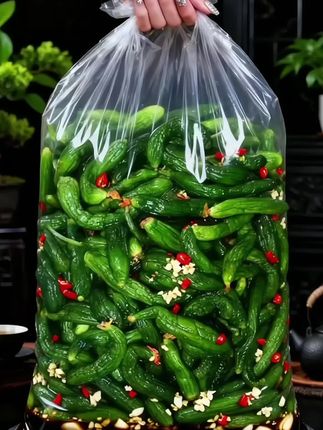 家人们!这口清脆直接封神了!🥒 到手整整三斤的正宗小黄瓜咸菜,山东特产这品质真的没话说!  每根小黄瓜都腌得鲜脆爽口,咬下去“咔嚓”一声,咸淡刚刚好,带着微微的鲜香味儿,一点都不齁!😋 早上配粥、中午下饭、晚上就馒头,往嘴里一送,那股子清爽劲儿瞬间解腻,干饭都变香了!  三斤装够吃好久,开袋就能吃,懒人福音实锤了!不管是当早餐搭档还是平时解嘴馋,都巨合适,这波不囤真的亏,赶紧冲!🚀  #黄瓜咸菜 #下饭小菜 #山东特产