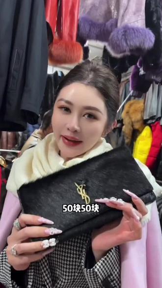 盈公主和纳迪尔逛皮草店,遇见个幽默风趣的东北老板真的太搞笑了#盈公主#纳迪尔 #逛街 #幽默 #抖音二创激励计划