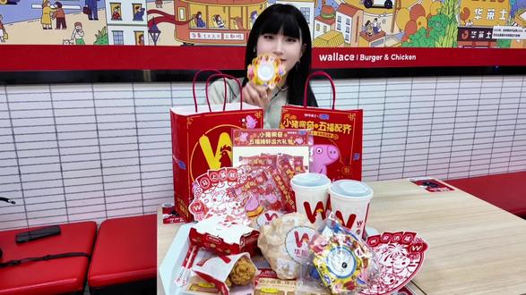 华莱士竟然跟小猪佩奇联名啦!超多周边等你解锁!#华莱士小猪佩奇联名#华莱士五福佩奇好运上车#五福佩奇送来新年好#佩奇喇叭一响好运马上开场