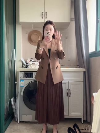 形象一定要走在能力前面 不然你的能力很容易被低估 先敬罗衣后敬人 先敬皮囊后敬魂 最美的女人不一定非要长得绝美~但一定要衣品出众,随性自然,简约而不张扬!