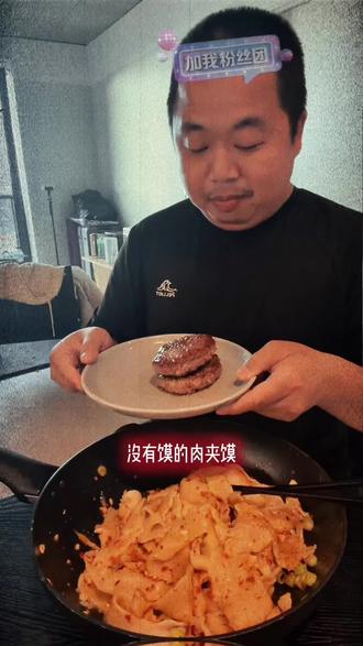 萝卜乔乔给蓝战非展示厨艺,蓝战非建议阿姨多打点生活费#蓝战非#蓝战非探索世界#萝卜乔乔