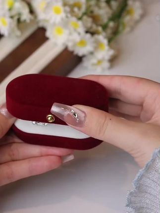 我今天一定要给大家分享一款超美的新中式耳环,它有着浓浓的复古韵味,小巧精致的设计简直太迷人了,而且超级百搭!不管是搭配休闲装还是正装,都能让你瞬间提升气质。它就是那种能让整体造型加分的小配饰,喜欢的朋友千万不要错过,赶紧入手吧!#时尚饰品 #强烈推荐 #珠宝饰品 #耳饰搭配 #种草