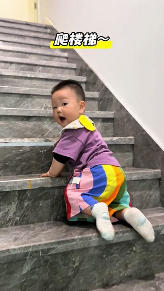 轰轰爬楼梯一直喊妈妈 今天是母亲节,也是属于我的第一个母亲节,不对,确切说应该是第二个吧,怀着轰轰的去年是第一个,今年是轰轰出生的第一个,
轰轰,妈妈很开心,因为有了你,让妈妈多了一个身份,也谢谢你,这一年里让妈妈很快乐,虽然很多时候也挺崩的,但是我发现只要不着急,慢慢来,就也没啥,所以事情总是会有答案,凡是都是有规律跟周期,所以开心也好,生气也好,发生了吗,发生了,你承认你就是生气,或者开心吗,是的,好的,开心就开心,生气就生气,嗯,这是正常的,好啦,没事儿啦,就好啦,去认识自己的情绪,认为它是正常的,喜怒哀乐都是正常的,以前我总是要求自己控制情绪,明明出现了一种情绪,然后我就对自己说不能这样,其实越不要这样,反而越会这样,还不如就像现在这样,嗯,我就是这样,然后勒,没然后啦,然后就过了,该干嘛干嘛,你知道,这个感觉真的太好了,不过妈妈现在还在练习,也没很熟练,不过我已经感受到这个练习的快乐了,这个是你带给妈妈的,是你的顺其自然,影响了妈妈,去做你自己想做的,然后感受其中,然后我们总是能和谐相处呢
妈妈今天还发现了一件事情,就是你想做的,其实身体跟情绪还有一闪而过的念头,总是会提醒你,你记得去重视它,接受它,然后好好商量接下来要怎么做,不过没注意也没关系,因为它会不厌其烦的提醒你,直到你注意到,并付出行动,所以君子论其迹不论心,说的是这个道理吗,知道了,得看到行动,不然就是不知道,以前老喜欢说知行合一,行动了,才是真的知道,懂了,自己也是,别人也是,要看别人做了什么,别瞎想对方在想什么,人很多时候都不太知道自己在想什么,更何况还要去知道别人在想什么,那简直是没有答案的答案,所以这个对于妈妈来讲也是很重要的
还有一个就是,关注自己的健康,关注自己饮食,关注自己的情绪,妈妈以前总是说要做自己,可是这些好像都是被妈妈忽视的,如果这都不重视,不能很好地认识自己,去感受,去行动,其他的可能都是多想,想了就去做,为做的过程中自然会更清晰,所以做了就是答案
好啦,是妈妈,我是我自己,祝愿我们都能喜欢自己本来的样子,以前妈妈总是喜欢说遇见更好的自己,但是我现在喜欢说,喜欢我现在的样子,因为只有现在才是真正真实,属于自己的,当下即是永恒不知道说的是不是这个意思,现在的自己,就是未来的自己,未来的自己更好,那必须现在得好呀,哈哈哈~一切才能对上号,否则就会一直错位
#人类幼崽成长记 #母亲节