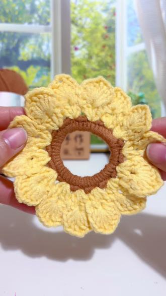 新手友好的向日葵发圈视频教程
用线@苏苏姐家官方旗舰店 唯棉四股
色号26.70
钩针2.3
感谢图解@一织猫咪
#手工编织零基础教学 #手工diy #钩针编织 #钩织 #发圈头绳