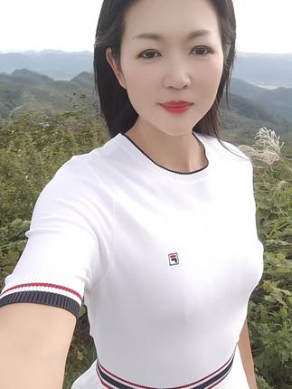 不要与人较劲,不是每个人都值得你掏心掏肺,取悦别人,不如取悦自己#登上山顶看美景 #站在山顶看风景