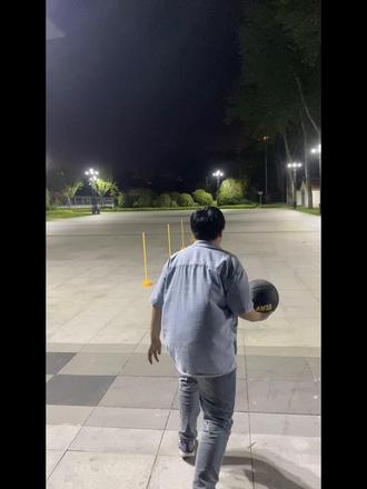 离中考体育只剩不到两个月,很多家长盯着文化课,一分两分的抠,其实孩子每天练一练体育,分来得更稳、更直白。文化课内卷提分难,但体育是练多少、得多少,明明白白摆在眼前的。#滕州 #中考体育