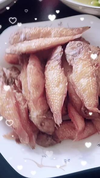请网友们,先吃#油炸小鱼的家常做法炸酥脆