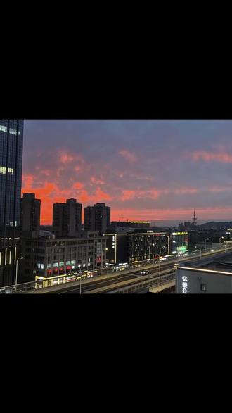 今年我28岁,离三十而立那道门槛,只剩下两步步之遥。别人都说这是最好的年岁,有力气,有见识,刚熟未烂。
但我却觉得,28岁,是一段卡在喉咙里的话,咽不下去,也吐不出来。
这个年纪充满了彷徨、压力和迷茫,我想要的东西太多,稳定的工作、房子、车子、感情、金钱,这些东西堆在眼前,像超市货架上贴了价的商品,看得分明,探手却又隔了一层冷冰冰的玻璃,触不可及。
白天,我是合格的社会零件,上该上的班,干该干的活,领不该领的工资。早上大家像流水线上的零件一样挤进地铁,然后输送到各自的格子间里,每天如此。人像被抽紧了发条,一格一格地转,不敢停,也不知道为何而转。
朋友圈里,有人晒新房新车,有人晒结婚证,有人晒娃,有人晒丰富多彩的生活,好像大家都踩准了步点,已混得人模人样,我滑过那些鲜亮的热闹,关上了手机。他们已经在高速公路上飞驰,而我还在坑坑洼洼的路上晃悠,甚至有点迷路。
夜里,穿过路面不平的小巷子,回到家里,白天的吵嚷退去,那种刺骨的孤独便钻了出来。10岁那年在理想那一栏写下:长大后要当科学家,年少的自己写得飞扬跋扈,以为未来是天高海阔,任他纵马。后来发现现实的自己不过是书本上的廉价劳动力,时代的一粒尘埃,未来只是一条越走越窄的隧道,而28岁的我,还远远没望见那头的光亮。我只能蜷缩起来,抱紧自己,说:“别着急,慢慢来”,可是,要多久呢?
28岁,好像走进了一片雾里,看不清远处,回头看,来路也有点模糊,只能深一脚浅一脚地继续往前走,心里没底,但脸上还得装出没事的样子。
大概,这就是长大吧。一边嫌弃自己不够成熟,一边硬着头皮,扮演一个合格的大人。
#随拍 #随笔 #28岁