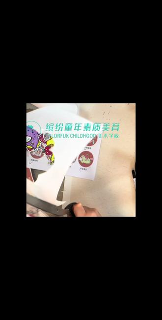 以传统经典画作《八骏图》为创作原型,将经典的八匹骏马形象进行童趣化、卡通化重塑,结合立体拼贴与色彩丰富的装饰手法,既致敬传统书画经典,又以儿童创意美术的形式赋予“八骏”新的活力,展现对传统文化的童趣解读与创新表达#画画